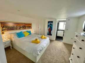 Kingsize Master Bedroom with En-Suite, TV and sea views - Room Only